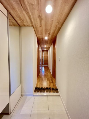 その他内観　玄関を入ると柔らかな木目が特徴の廊下がお出迎え。