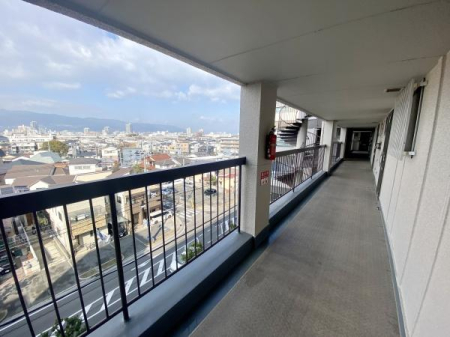 その他共用部　共用廊下側の眺望も神戸方面が見え、絶景です！