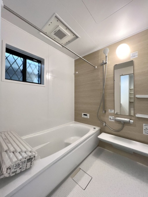 浴室　1616サイズの浴室。シャワーヘッドや水栓部分など細かい部分のこだわりが見て取れます♪